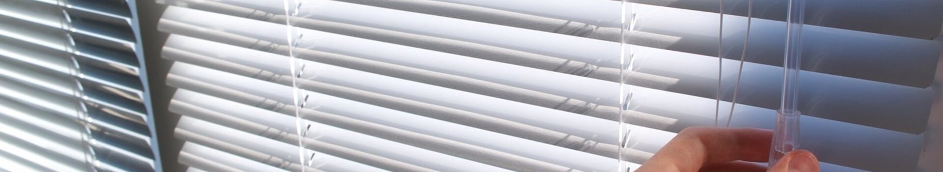 Hliníková žaluzie na míru-ovládání tyčka-provázek Praha