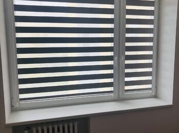 Roleta den a noc na bílém plastovém okně-montáž Praha