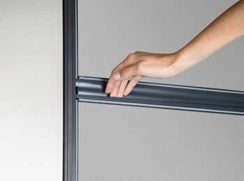 Snadné otevírání dveřní sítě - elegantní madlo-detail