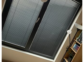 Žaluzie na okna v moderním bytě v Praze