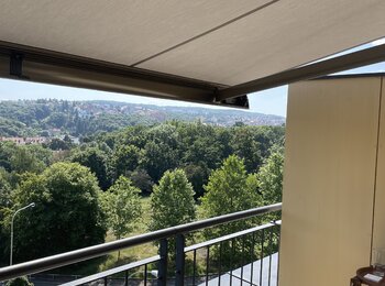 Výhled pod markýzou na terase domu Výhled pod markýzou na terase domu