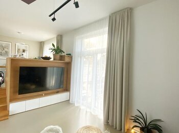 Závěsy a záclony v obývacím pokoji v domě v Praze Závěsy a záclony v obývacím pokoji v domě v Praze