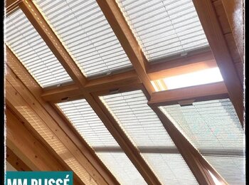 Plissé na střešním okně v moderním  bytě-montáž Praha