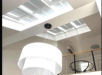 Plissé na střešních oknech v podkrovním bytě-montáž Praha