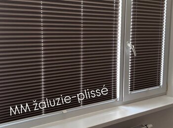 Plissé žaluzie na míru-zatemňující provedení na bilém plstaovém okně