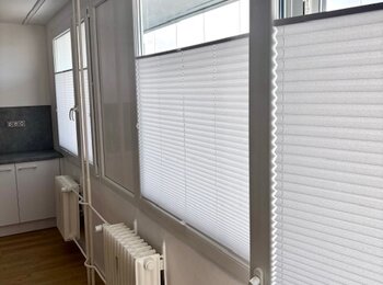 Plissé v obývacím pokoji panelákového bytu-montáž Praha Plissé v obývacím pokoji panelákového bytu-montáž Praha