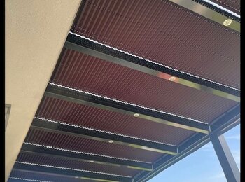 Plissé pod pergolou na zahradě rodinného domu-montáž Nová ves Plissé pod pergolou na zahradě rodinného domu-montáž Nová ves