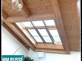 Plissé na dřevěných oknech v podkrovním bytě Plissé na dřevěných oknech v podkrovním bytě