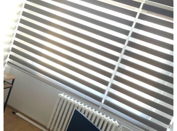 Roleta den a noc před plastovými okny v bytě-montáž Praha