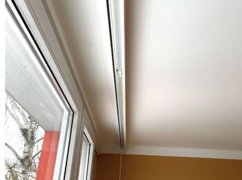 Detail na kolejnice u garnýže se spouštěcím mechanismem v bytě Praha Detail na kolejnice u garnýže se spouštěcím mechanismem v bytě Praha