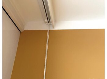 Spouštěcí garnýž -se systém Flix v obývacím pokoji panelového dmu