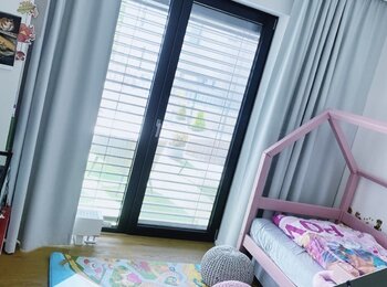 Záclony a závěsy před okny moderního dětského pokoje