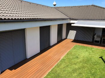 Venkovní žaluzie na moderním rodinném domě Praha