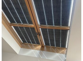 Plisé na střešních oknech-v moderním podkrovním bytě