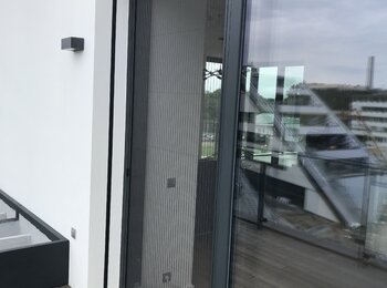 Plissé sítě proti hmyzu na oknech terasy v bytě -Praha