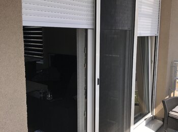 Plissé síť proti hmyzu na plastových oknech bytu