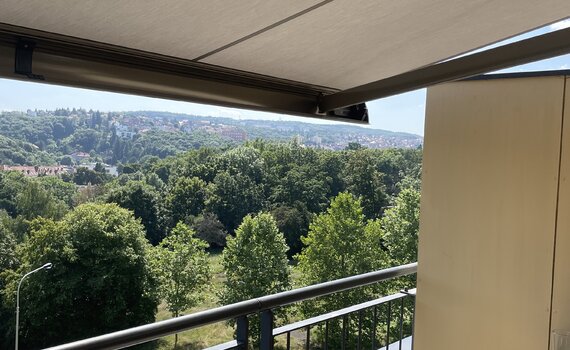 Zazimování venkovního stínění: co udělat s markýzou, pergolou a screeny před zimou. Radí MM Žaluzie Praha.